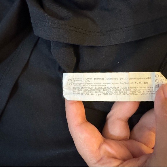 Zara Black Fitted Top
#1103 - Picture 4 of 6